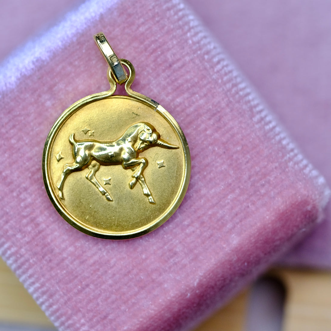 18KY Vintage Unicorn Pendant