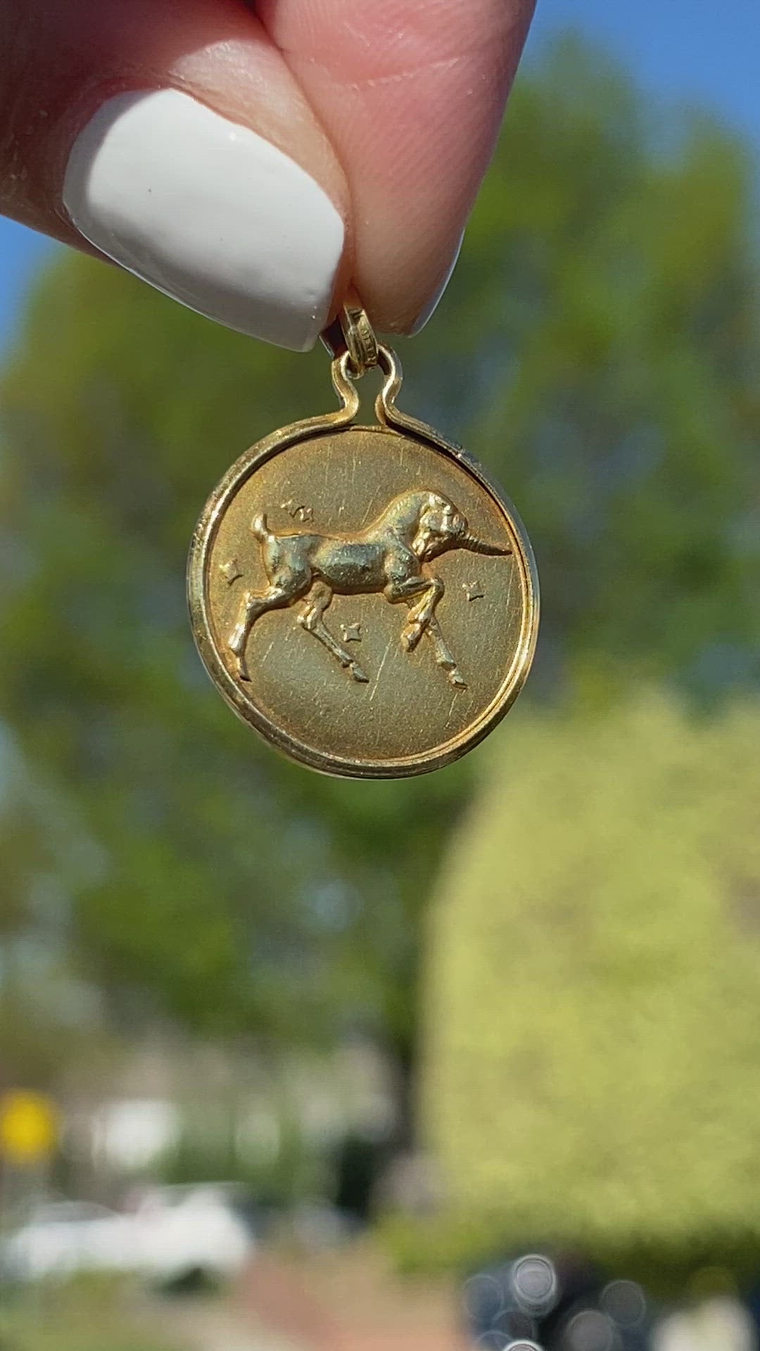 18KY Vintage Unicorn Pendant